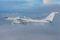 Mỹ tung F-22 đánh chặn máy bay trinh sát chống ngầm Tu-142MK Nga 