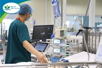 Thăm khám cho trẻ nhiễm khuẩn huyết do tụ cầu vàng tại Bệnh viện Nhi T.Ư.