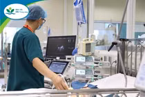 Thăm khám cho trẻ nhiễm khuẩn huyết do tụ cầu vàng tại Bệnh viện Nhi T.Ư.