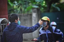 Mở lại trường, học sinh lớp 9, lớp 12 đi học đầu tiên ​