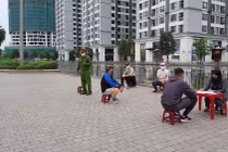 Cư dân chung cư bị xử phạt vì tập thể dục đông người giữa mùa dịch