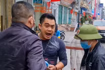 Đình chỉ kinh doanh với quán phở ngăn cán bộ y tế phun khử trùng