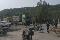 Bố cùng con nhỏ tử vong thương tâm sau va chạm xe tải