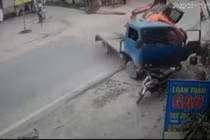 Tạm giữ hình sự tài xế xe tải chở máy xúc đè chết người