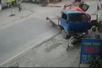 Tạm giữ hình sự tài xế xe tải chở máy xúc đè chết người