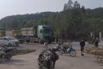 Bố cùng con nhỏ tử vong thương tâm sau va chạm xe tải