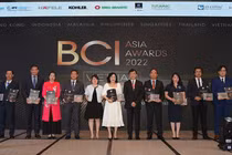 Bà Nguyễn Thị Hạnh, Tổng Giám đốc Flamingo Group (thứ 3 từ trái qua) cùng đại diện các đơn vị thắng giải trên sân khấu BCI Asia Awards 2022.