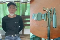 Đối tương Đinh Ngọc Lê Hoàng Anh cùng vũ khí bị thu giữ.