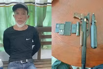 Đối tương Đinh Ngọc Lê Hoàng Anh cùng vũ khí bị thu giữ.