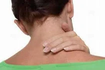  Xoa bóp trị cổ căng cứng khi ngủ dậy