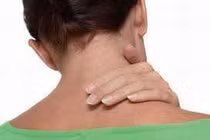  Xoa bóp trị cổ căng cứng khi ngủ dậy