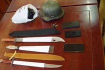 Hung khí hai bên dùng để đánh nhau và chém chiến sĩ công an.
