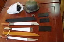 Hung khí hai bên dùng để đánh nhau và chém chiến sĩ công an.