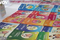 Giãn cách xã hội, phụ huynh chật vật tìm sách giáo khoa cho con