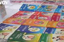 Giãn cách xã hội, phụ huynh chật vật tìm sách giáo khoa cho con