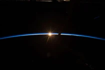 Khoảnh khắc thú vị Mặt Trời nằm ngay đường chân trời Trái Đất