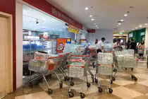 Hà Nội: Người dân ùn ùn đi mua nước đóng chai ở siêu thị