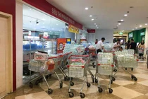 Hà Nội: Người dân ùn ùn đi mua nước đóng chai ở siêu thị