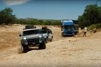 Land Rover Defender giải cứu xe tải 20 tấn mắc kẹt ở sa mạc