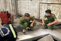 Lực lượng chức năng kiểm tra hầm chứa chất thải bên trong xí nghiệp bóng đèn Điện Quang. (Ảnh: Công an tỉnh Đồng Nai).