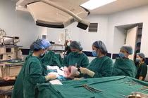 Cận cảnh sự kỳ diệu của tạo hóa khi bé được ra đời trong bọc ối