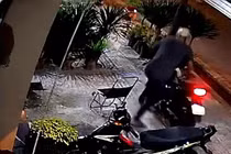 Nam thanh niên nhanh chóng tiếp cận chiếc xe có gắn sẵn chìa khóa rồi tẩu thoát nhanh chóng.