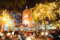 Gió mùa đông bắc xuất hiện, đêm Noel lạnh vừa thích hợp cho người dân xuống phố