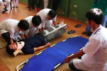 Cách vận chuyển bệnh nhân chấn thương cột sống cổ