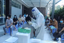 Nhân viên y tế lấy mẫu xét nghiệm Covid-19 cho người dân trên địa bàn Hà Nội. Ảnh: Thái San