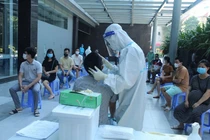 Nhân viên y tế lấy mẫu xét nghiệm Covid-19 cho người dân trên địa bàn Hà Nội. Ảnh: Thái San