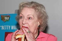 Bí quyết sống khỏe khó tin của nữ diễn viên hài 95 tuổi