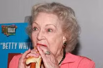 Bí quyết sống khỏe khó tin của nữ diễn viên hài 95 tuổi