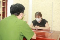 Nguyễn Thị Vân Anh tại cơ quan công an (ảnh: Công an tỉnh Nghệ An).