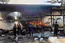 Lực lượng cảnh sát PCCC tiếp cận hiện trường.