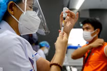 Chuyên gia nói gì về đề xuất "người tiêm đủ 2 mũi vắc xin được phép đi lại"