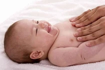 Kích thích sự phát triển của trẻ bằng xoa bóp