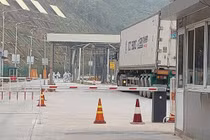 Xe nông sản chờ làm thủ tục thông quan, xuất khẩu tại Cửa khẩu Tân Thanh.