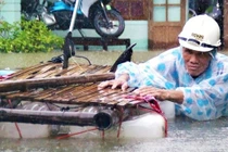 Biển nước bủa vây, người già, trẻ nhỏ hối hả chạy lũ