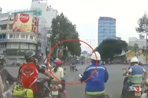 TPHCM: Cô gái bị cướp kéo lê hơn 30 mét trên đường