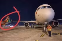 Hai máy bay va chạm tại Nội Bài, phi công bị tịch thu bằng lái