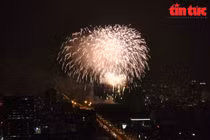 Mãn nhãn màn pháo hoa đêm giao thừa từ góc nhìn flycam
