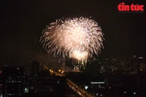 Mãn nhãn màn pháo hoa đêm giao thừa từ góc nhìn flycam