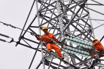 Chính phủ báo cáo Quốc hội thế nào về việc tăng giá điện và xăng?