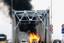 Range Rover bốc cháy trên cầu Chương Dương