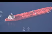 Sốc: Vụ tàu dầu suýt bị Hải quân Mỹ bắt trên biển Oman diễn biến như thế nào 