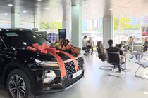 Đổ xô mua ô tô trước khi hết giảm phí trước bạ 