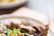 Xương lợn hầm đỗ trọng phục hồi tai biến mạch máu não