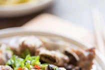 Xương lợn hầm đỗ trọng phục hồi tai biến mạch máu não