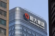 Chỉ riêng trong tuần này, Evergrande đã phải chịu 2 lần hạ bậc xếp hạng tín nhiệm. Ảnh: Nikkei Asia