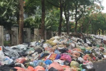 Dân chặn bãi rác, nội đô Hà Nội ngập ngụa rác thải